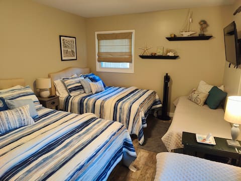 #2 Guest bedroom - 2 Full beds, 2 twin beds. All mattresses in the house are soft top Memory Foam.